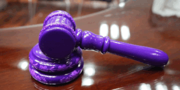 El Tribunal Electoral del Estado de Chiapas presentó el “mazo morado”, elaborado por artesanas chiapanecas, como símbolo de la lucha por la igualdad en los derechos político-electorales.