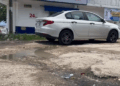 Denuncian que no ha resuelto fuga que afecta a comercios y viviendas.