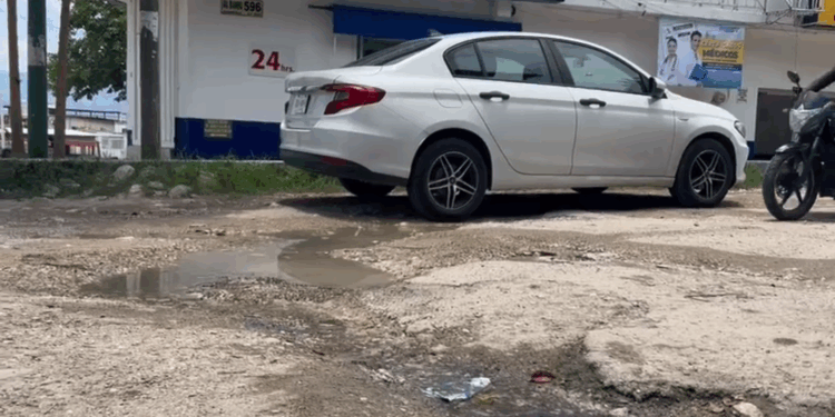 Denuncian que no ha resuelto fuga que afecta a comercios y viviendas.