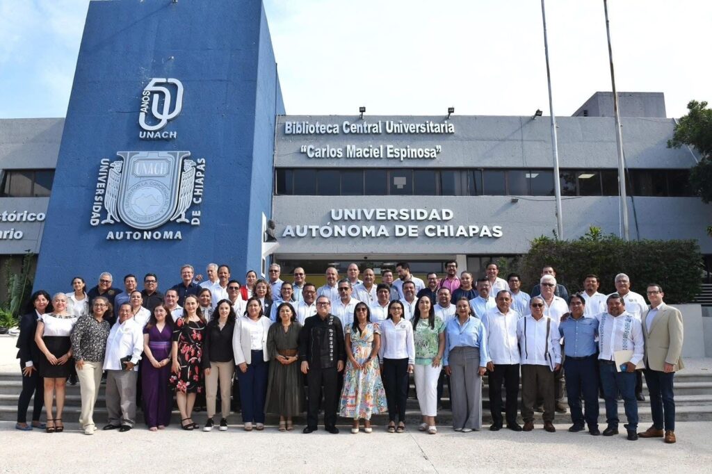 Este 4 de agosto, la UNACH abre su ciclo escolar con más de 35 mil estudiantes en todo Chiapas. La universidad fortalece su compromiso con la equidad e inclusión educativa, bajo el liderazgo del rector Oswaldo Chacón.