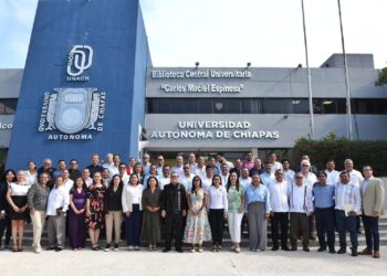 Este 4 de agosto, la UNACH abre su ciclo escolar con más de 35 mil estudiantes en todo Chiapas. La universidad fortalece su compromiso con la equidad e inclusión educativa, bajo el liderazgo del rector Oswaldo Chacón.