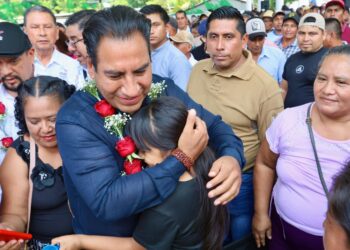 Gobernador entregó insumos agrícolas y acercó servicios médicos con UMAC.