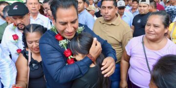 Gobernador entregó insumos agrícolas y acercó servicios médicos con UMAC.