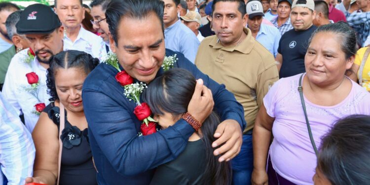 Gobernador entregó insumos agrícolas y acercó servicios médicos con UMAC.