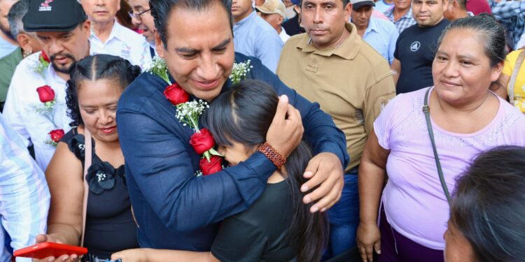 Gobernador entregó insumos agrícolas y acercó servicios médicos con UMAC.