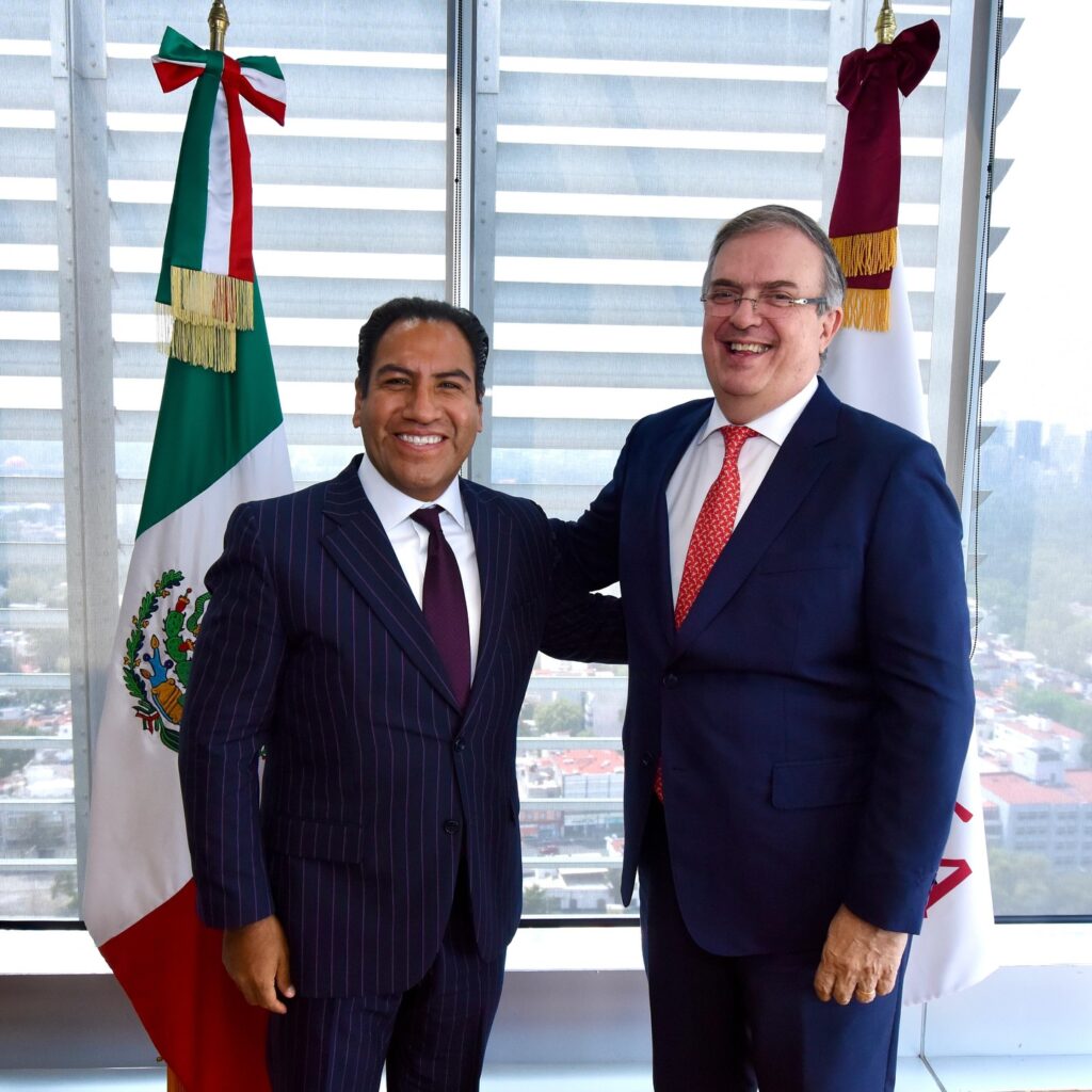 El gobernador sostuvo una reunión de trabajo con el secretario de Economía en CDMX.