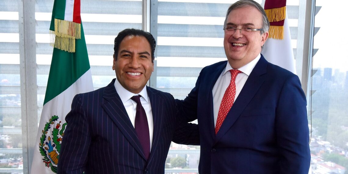 El gobernador sostuvo una reunión de trabajo con el secretario de Economía en CDMX.