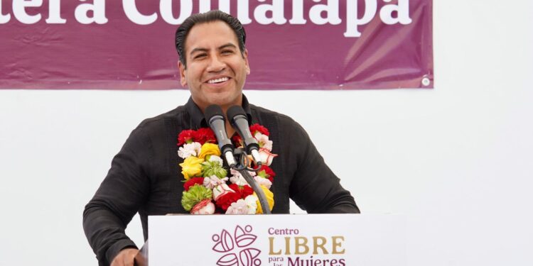 Gobernador inauguró Centro LIBRE y supervisó obras en Comalapa