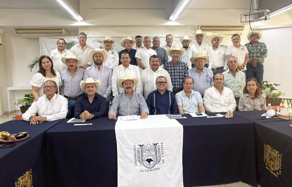 Rector y secretario presentaron servicios tecnológicos para impulsar el campo.