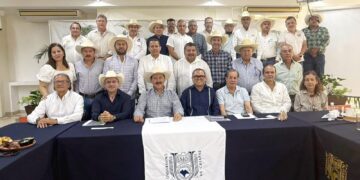 Rector y secretario presentaron servicios tecnológicos para impulsar el campo.