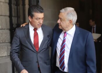 La violencia en Chiapas no estalló de golpe: fue una combustión lenta, invisibilizada durante años en la sierra y hoy alcanzó la plaza pública. Rutilio Escandón y López Obrador, cada uno en su estilo, dejaron crecer el fuego bajo la alfombra.