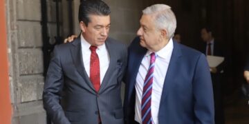 La violencia en Chiapas no estalló de golpe: fue una combustión lenta, invisibilizada durante años en la sierra y hoy alcanzó la plaza pública. Rutilio Escandón y López Obrador, cada uno en su estilo, dejaron crecer el fuego bajo la alfombra.