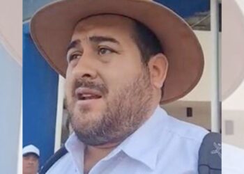 El Sidicobach, encabezado por Alex Stalin Ocaña, pretende adueñarse de direcciones en distintos planteles, ignorando méritos y trayectorias. Miguel Prado busca orden, pero el conflicto podría afectar el inicio de clases. En la Nueva ERA no hay cabida para quienes anteponen intereses personales al derecho a la educación.
