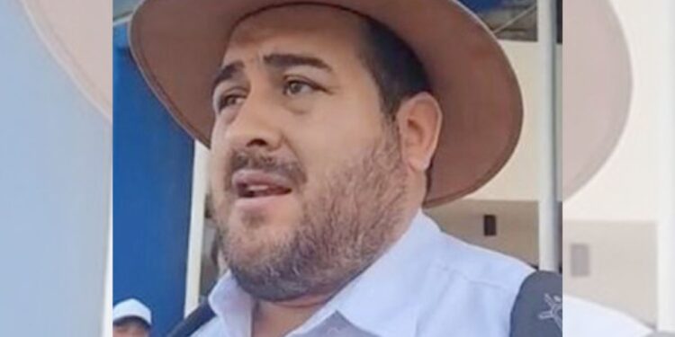 El Sidicobach, encabezado por Alex Stalin Ocaña, pretende adueñarse de direcciones en distintos planteles, ignorando méritos y trayectorias. Miguel Prado busca orden, pero el conflicto podría afectar el inicio de clases. En la Nueva ERA no hay cabida para quienes anteponen intereses personales al derecho a la educación.