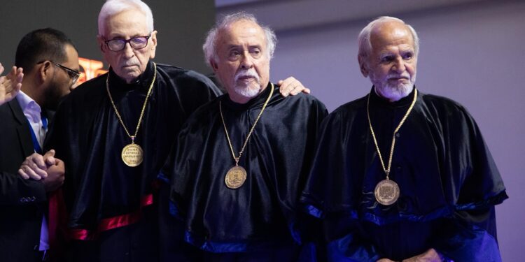 La triple investidura de Doctorados Honoris Causa reconoció no solo carreras académicas brillantes, sino vidas entregadas con generosidad y dedicación.