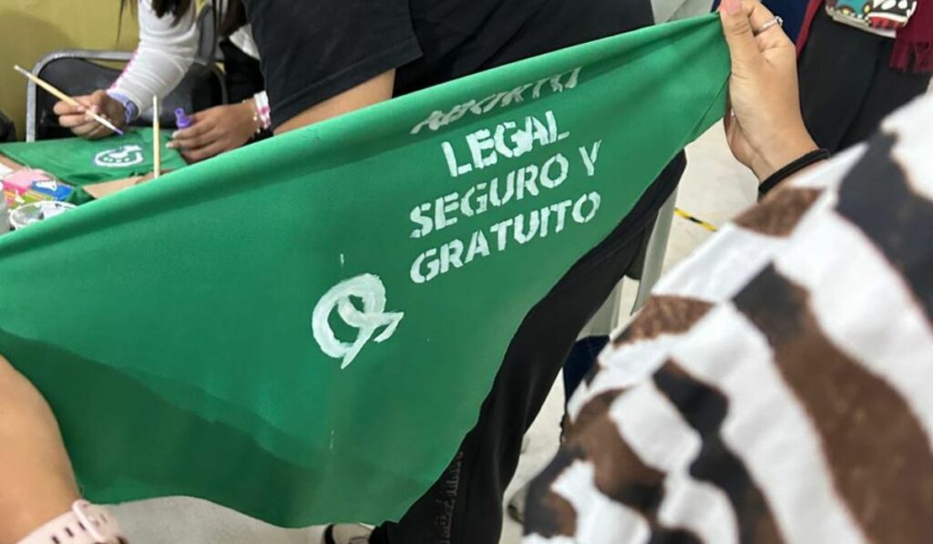En Chiapas ha sido una lucha constantes de los movimientos feministas desde hace más de 40, con un paso sorprenden pero momentáneo cuando en 1990 el extinto gobernador José Patrocino González Garrido, envía una reforma al articulo 136 del Código Penal para despenalizar el aborto por razones económicas y si la madre era soltera y de planificación familiar.
