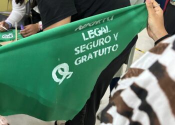 En Chiapas ha sido una lucha constantes de los movimientos feministas desde hace más de 40, con un paso sorprenden pero momentáneo cuando en 1990 el extinto gobernador José Patrocino González Garrido, envía una reforma al articulo 136 del Código Penal para despenalizar el aborto por razones económicas y si la madre era soltera y de planificación familiar. 