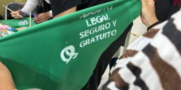 En Chiapas ha sido una lucha constantes de los movimientos feministas desde hace más de 40, con un paso sorprenden pero momentáneo cuando en 1990 el extinto gobernador José Patrocino González Garrido, envía una reforma al articulo 136 del Código Penal para despenalizar el aborto por razones económicas y si la madre era soltera y de planificación familiar. 