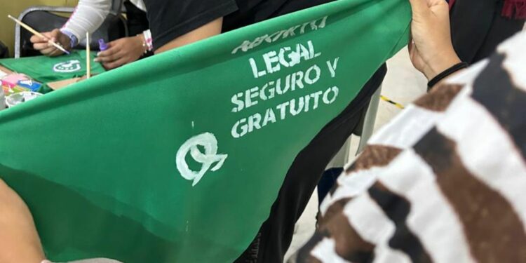 En Chiapas ha sido una lucha constantes de los movimientos feministas desde hace más de 40, con un paso sorprenden pero momentáneo cuando en 1990 el extinto gobernador José Patrocino González Garrido, envía una reforma al articulo 136 del Código Penal para despenalizar el aborto por razones económicas y si la madre era soltera y de planificación familiar.