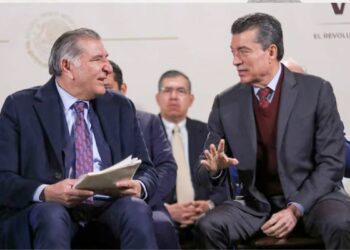 Cuando a un robagallinas se le persigue por robar para comer, a un exmandatario se le concede licencia política para representar a México en el extranjero. Licencia firmada por Morena, el mismo partido que repite hasta el cansancio palabras como “honestidad”, “justicia” y “transformación”.