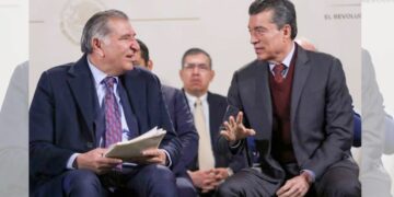 Cuando a un robagallinas se le persigue por robar para comer, a un exmandatario se le concede licencia política para representar a México en el extranjero. Licencia firmada por Morena, el mismo partido que repite hasta el cansancio palabras como “honestidad”, “justicia” y “transformación”.