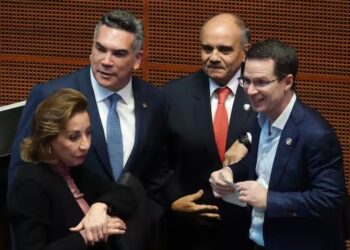 Tras huir del país durante el sexenio de López Obrador, regresó con fuero, convirtiéndose —dicen— en símbolo de la decadencia política y la falta de oposición seria.