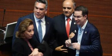 Tras huir del país durante el sexenio de López Obrador, regresó con fuero, convirtiéndose —dicen— en símbolo de la decadencia política y la falta de oposición seria.