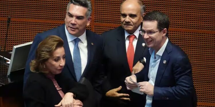 Tras huir del país durante el sexenio de López Obrador, regresó con fuero, convirtiéndose —dicen— en símbolo de la decadencia política y la falta de oposición seria.