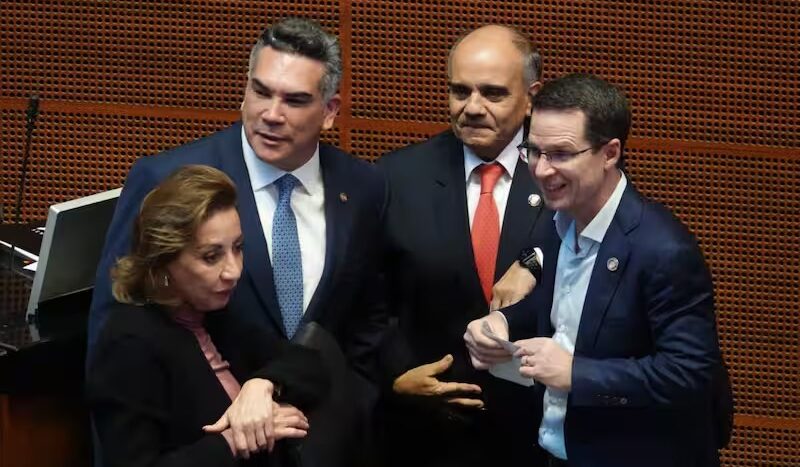 Tras huir del país durante el sexenio de López Obrador, regresó con fuero, convirtiéndose —dicen— en símbolo de la decadencia política y la falta de oposición seria.