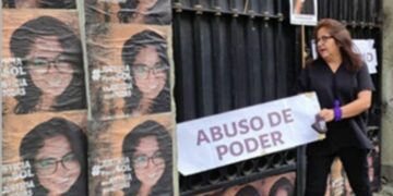 CON VALOR DE MUJER.NI MÁS NI MENOS