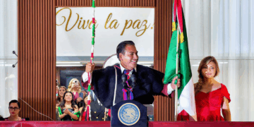 El primer Gobernador en portar los atuendos de los pueblos originarios