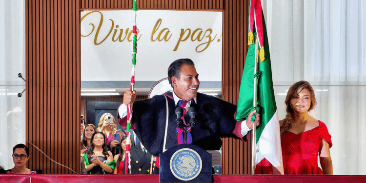 El primer Gobernador en portar los atuendos de los pueblos originarios