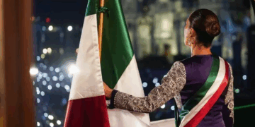 Claudia Sheinbaum, primera mujer en dar el grito de independencia y presidir el desfile militar