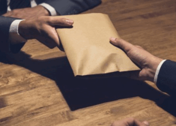 La corrupción y la impunidad siguen debilitando la confianza en las instituciones y frenando el desarrollo democrático del país. Aunque existen medidas legales, persiste la percepción de que los políticos están exentos de la ley, lo que impacta en la participación ciudadana y en la equidad en los servicios públicos.