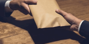 La corrupción y la impunidad siguen debilitando la confianza en las instituciones y frenando el desarrollo democrático del país. Aunque existen medidas legales, persiste la percepción de que los políticos están exentos de la ley, lo que impacta en la participación ciudadana y en la equidad en los servicios públicos.