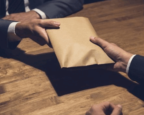 La corrupción y la impunidad siguen debilitando la confianza en las instituciones y frenando el desarrollo democrático del país. Aunque existen medidas legales, persiste la percepción de que los políticos están exentos de la ley, lo que impacta en la participación ciudadana y en la equidad en los servicios públicos.