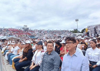 El evento tuvo una característica que también se replica en todas las entidades. En el presidium: la presidenta con el gobernador y solo secretarios de Estado. 