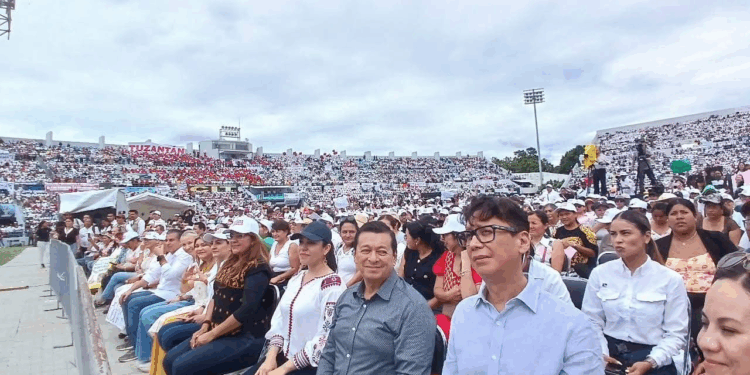 El evento tuvo una característica que también se replica en todas las entidades. En el presidium: la presidenta con el gobernador y solo secretarios de Estado.