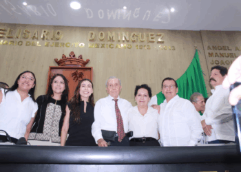 Legisladores entregaron distinción por trayectoria médica, periodística y política.