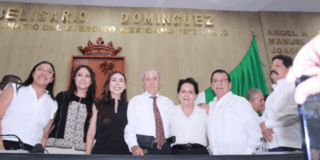 Legisladores entregaron distinción por trayectoria médica, periodística y política.