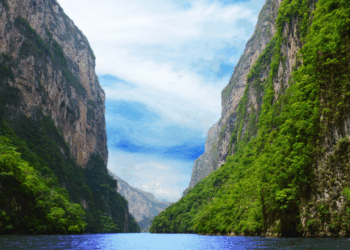 Con volcanes, selvas, montañas de niebla, ríos, lagunas, mar y esteros, el estado resguarda culturas vivas y un patrimonio arqueológico invaluable. Su biodiversidad es la más rica del continente, solo detrás de la Amazonia.