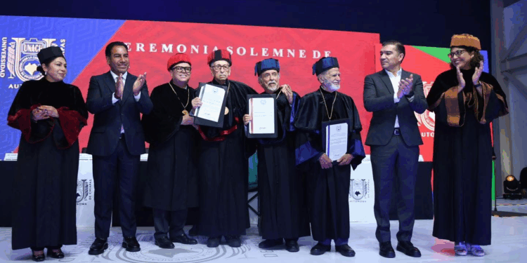 AJavier Espinosa Mandujano, Carlos Alberto Navarrete Cáceres y Antonio García de León y Griego. El acto fue atestiguado por el Gobernador, Eduardo Ramírez Aguilar.
