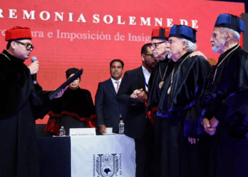 La universidad, en su jubileo de oro, decidió reconocerse en ellos. Y esa es quizá la lección más clara: más que títulos, necesitamos brújulas. Más que slogans, necesitamos memoria.