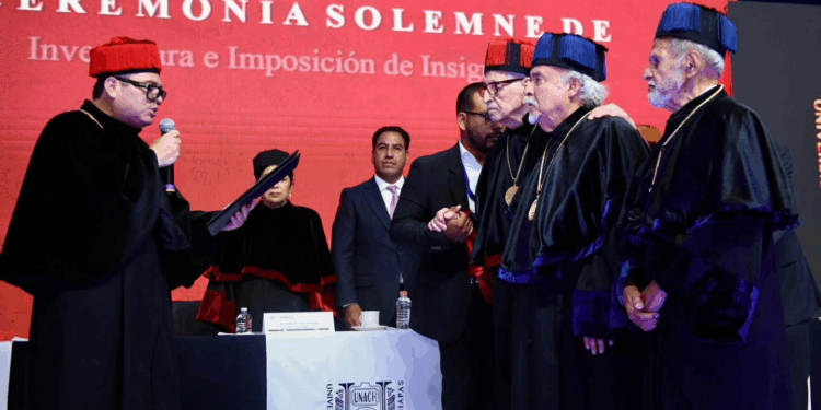 La universidad, en su jubileo de oro, decidió reconocerse en ellos. Y esa es quizá la lección más clara: más que títulos, necesitamos brújulas. Más que slogans, necesitamos memoria.