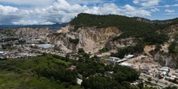 Los cerros contenían el viento, protegían los mantos acuíferos, evitaban deslaves. Cada tonelada que se llevaron dejó a la ciudad más vulnerable, más expuesta, más frágil.