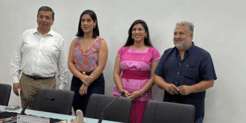 Cuando fue senador, Eduardo Ramírez Aguilar se pronunció a favor de firmar acuerdos interinstitucionales con países vecinos para ordenar la internación del autotransporte internacional turístico.