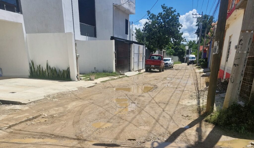 Vecinos denuncian abandono en pavimentación.