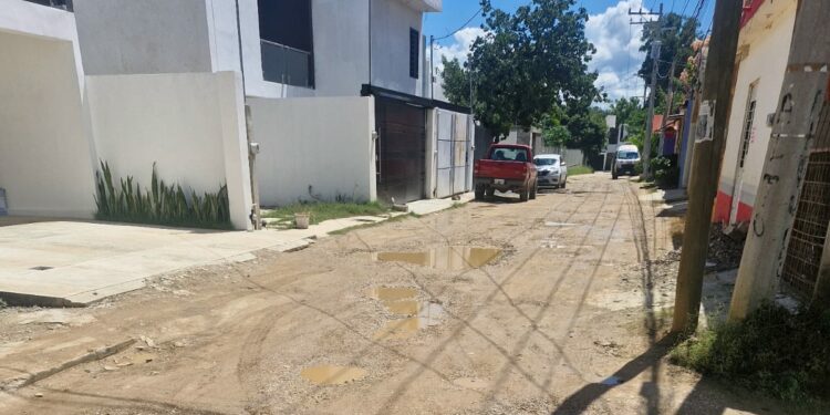 Vecinos denuncian abandono en pavimentación.