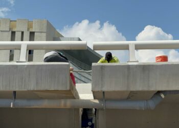 Usuarios reportaron la separación de una unión estructural de 50 centímetros.