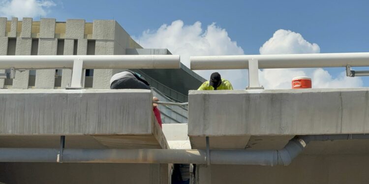 Usuarios reportaron la separación de una unión estructural de 50 centímetros.